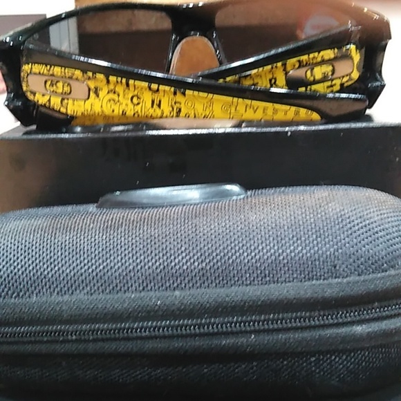 Limited edition Oakley Fuel Cell glasses polished Black frames, gunmetal O's.Yel - Picture 3 of 5